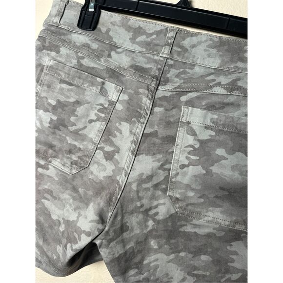 Spanx Stretch Twill Shorts Camo size M - Picture 4 of 5